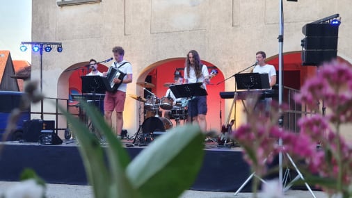 "Holaski" auf dem Pfarrhof