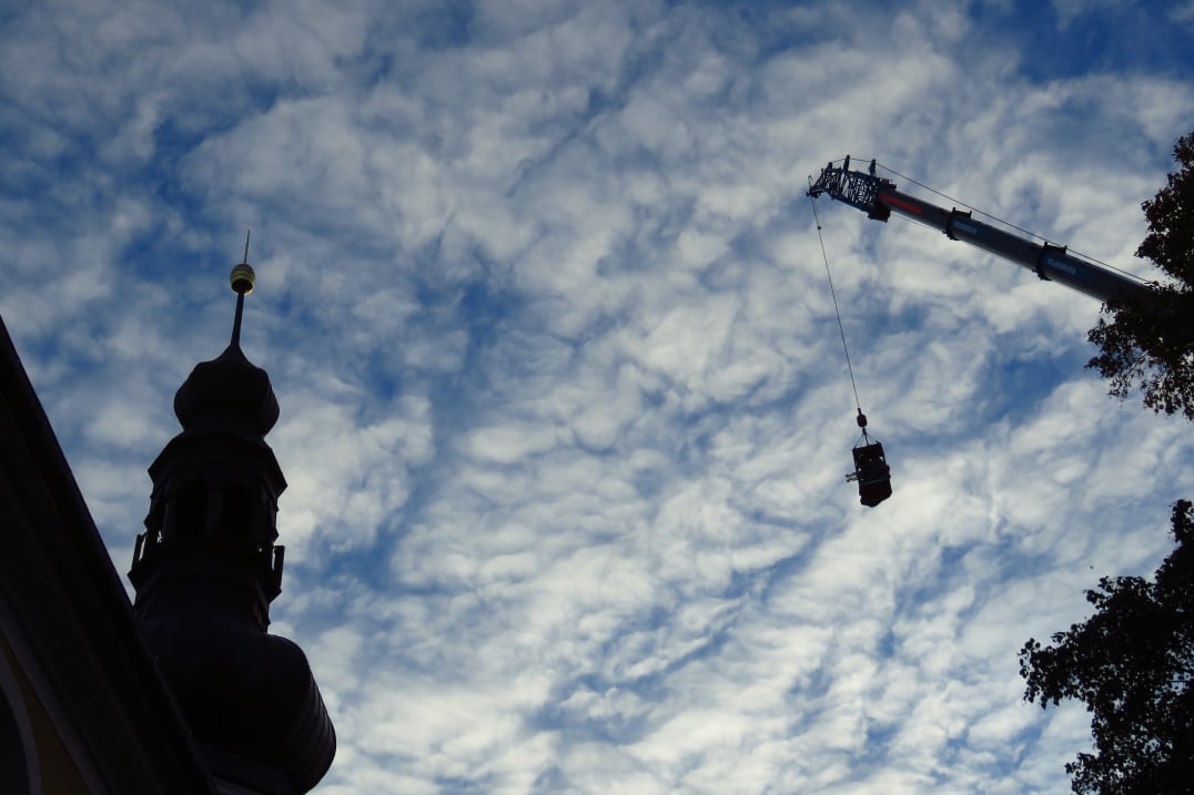 ... die Turmspitze kommt